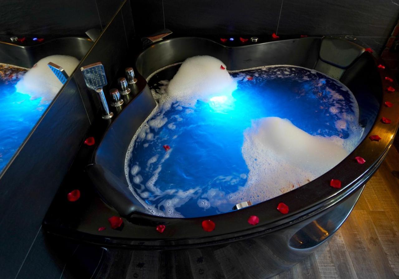 Jacuzzi Spa Black Apartment Cracovia Esterno foto